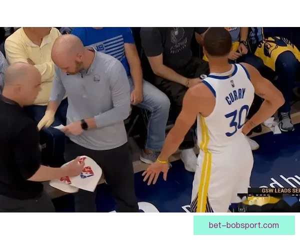 勇士掘金激烈冲突三人被吹技术犯规 小佩顿撞倒对手遭遇一级恶犯